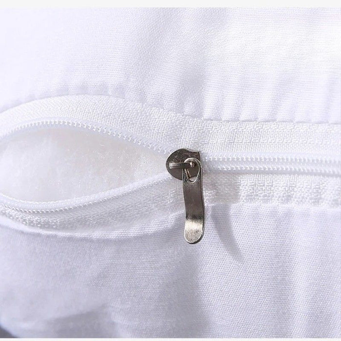 Fecho de zíper metálico de almofada antialérgica branca mostrando o enchimento macio interno de fibra siliconada.