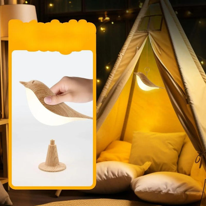 Candeeiro de mesa Birdie Touch pendurado em tenda infantil, criando ambiente acolhedor com luz quente e suave.