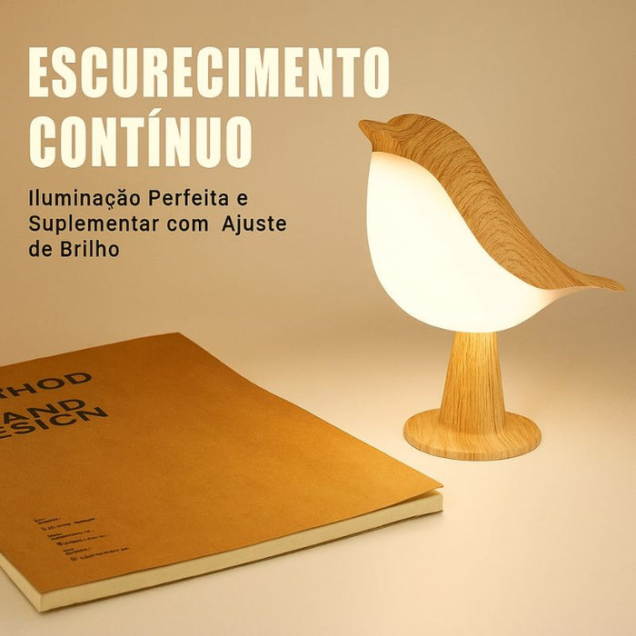 Luminária Birdie Touch com ajuste de brilho contínuo, luz suave e design natural em madeira.