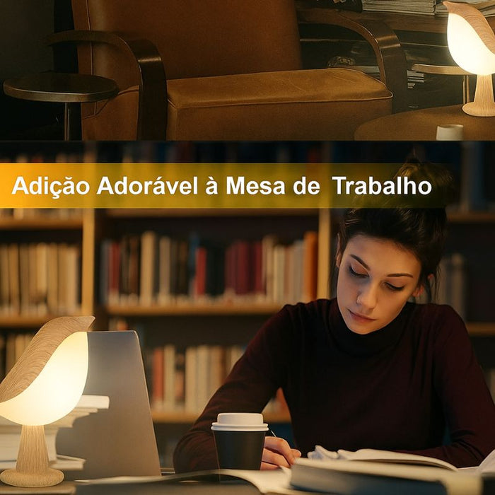 Candeeiro Birdie Touch usado em mesa de trabalho com iluminação aconchegante e design escandinavo.