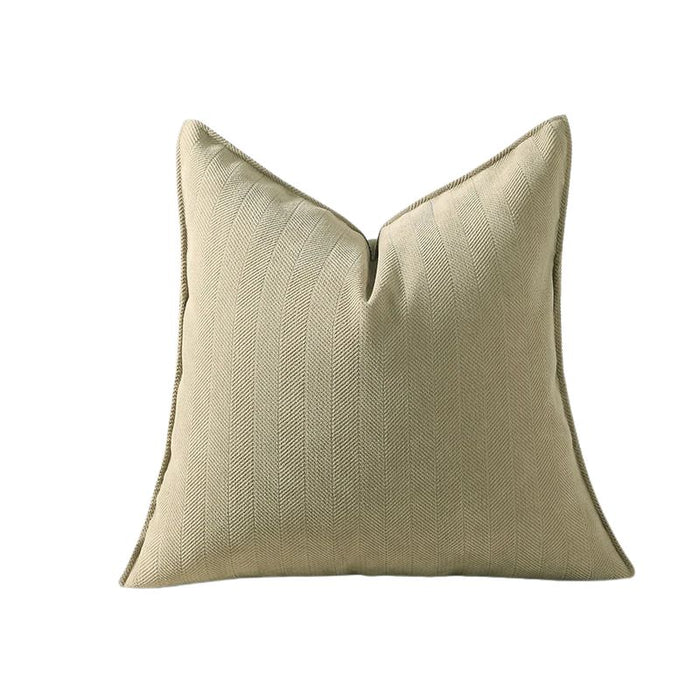 Almofada decorativa bege em tecido canelado moderno, com textura em linhas verticais e design minimalista.