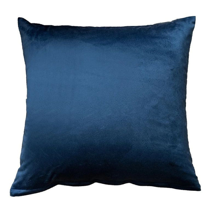 Capa de almofada em veludo azul marinho, com toque sedoso e acabamento sofisticado, ideal para ambientes elegantes e contemporâneos.