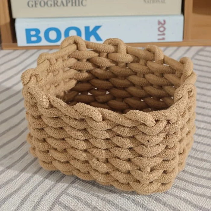 Cesto trançado artesanal em corda de algodão cor caramelo, ideal para organizar pequenos objetos e decorar ambientes com estilo boho e natural.