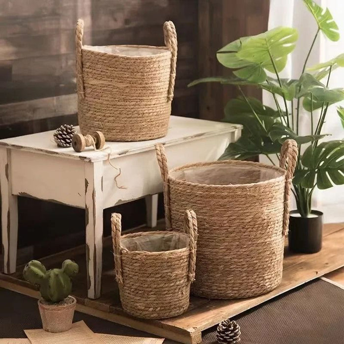 Conjunto de cestos de palha natural com alças trançadas, estilo rústico e ecológico, ideal para organizar roupas, mantas ou decorar com plantas em ambientes boho.