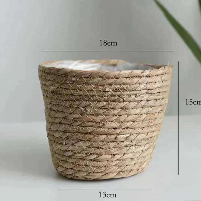 Cesto de palha natural trançado pequeno com medidas de 18x15x13 cm, perfeito para organizar pequenos objetos ou usar como cachepô para plantas pequenas.