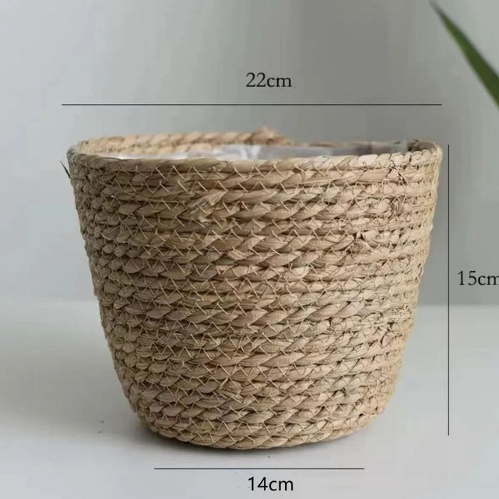 Cesto de palha natural trançado médio com medidas de 22x15x14 cm, ideal para decoração rústica e organização de objetos em casa.
