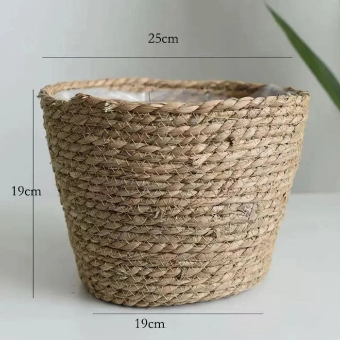 Cesto de palha natural trançado grande com medidas de 25x19x19 cm, ideal para uso como cesto de roupa, organizador ou cachepô decorativo em espaços aconchegantes.