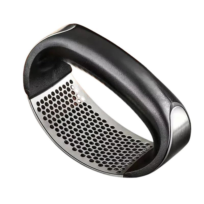 Espremedor de alho inoxidável com cabo anatômico em plástico preto e corpo curvado perfurado para uso culinário.